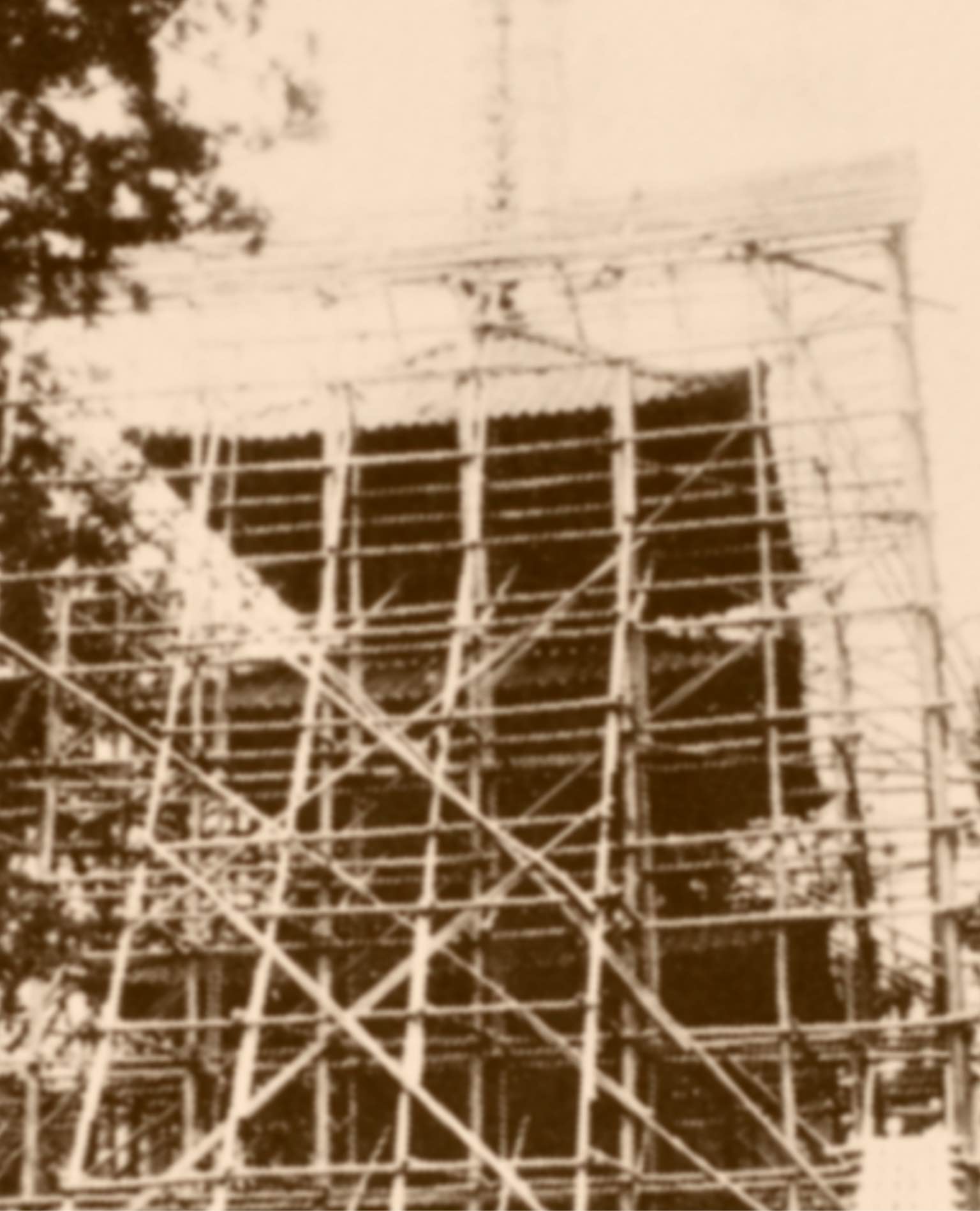 改装中の乙宝寺三重の塔